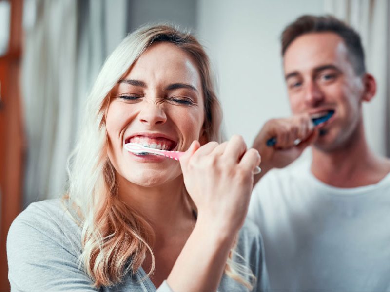 couple-brushing-teeth